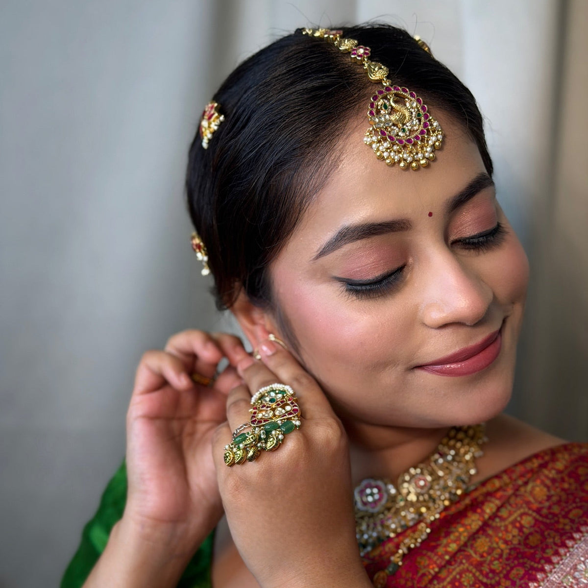 Antique Gold Peacock Maang Tikka – Ruby & Kundan Studded with Floral Charm Drop Chain
