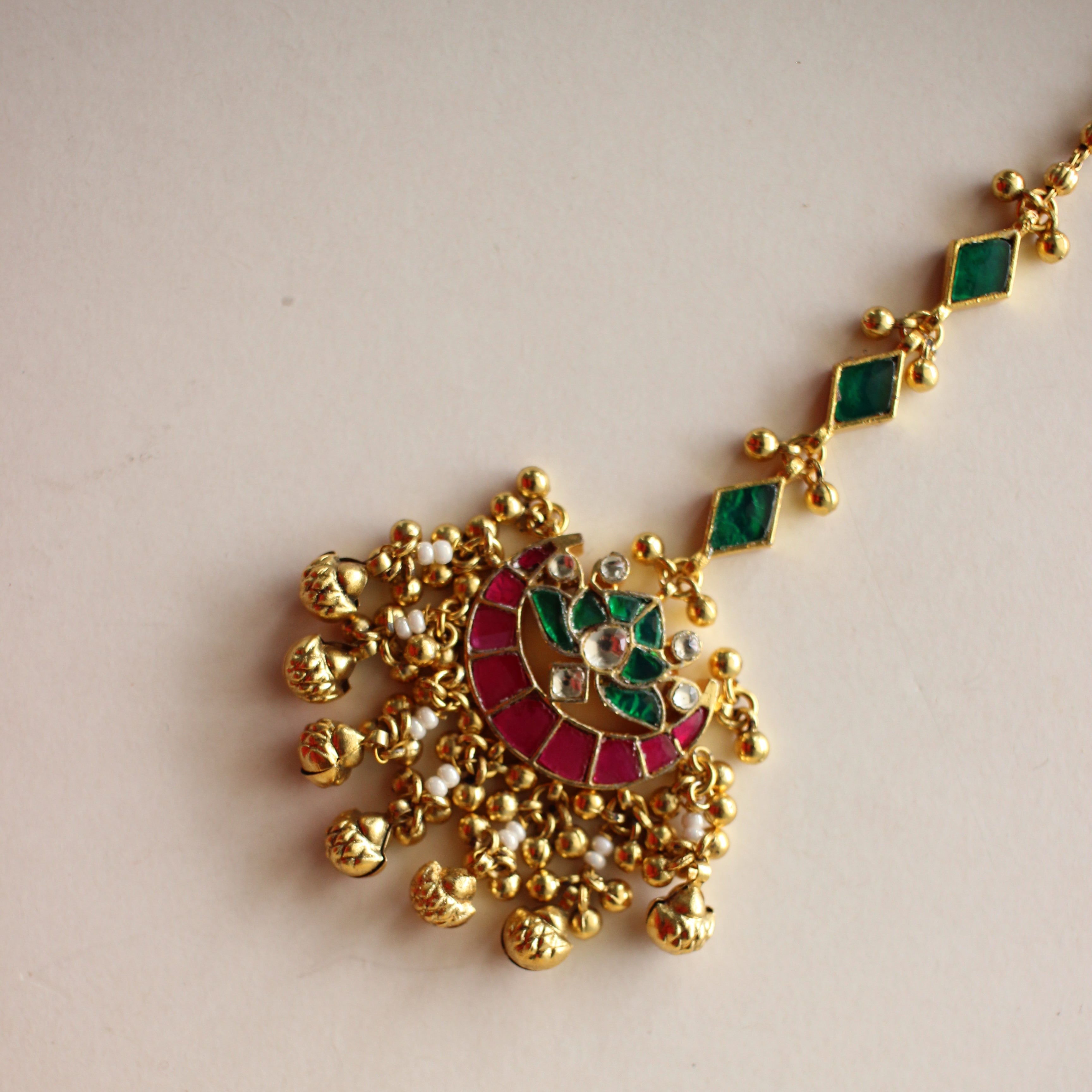 Antique Gold Kundan Maang Tikka – Ruby & Emerald Crescent Design with Diamond-Cut Bead Chain
