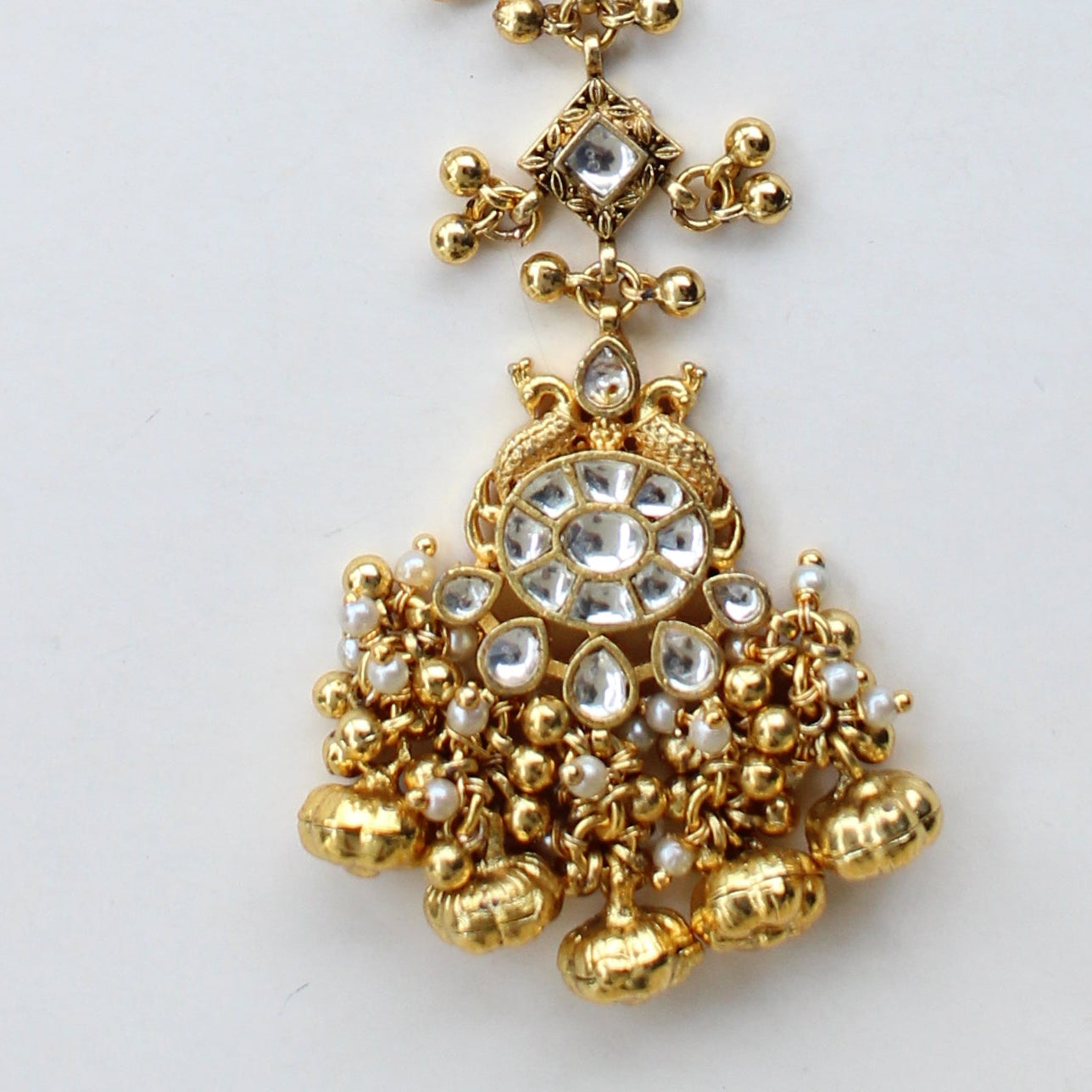 Antique Gold Kundan Maang Tikka – All-White Kundan Studded with Diamond-Link Drop Chain
