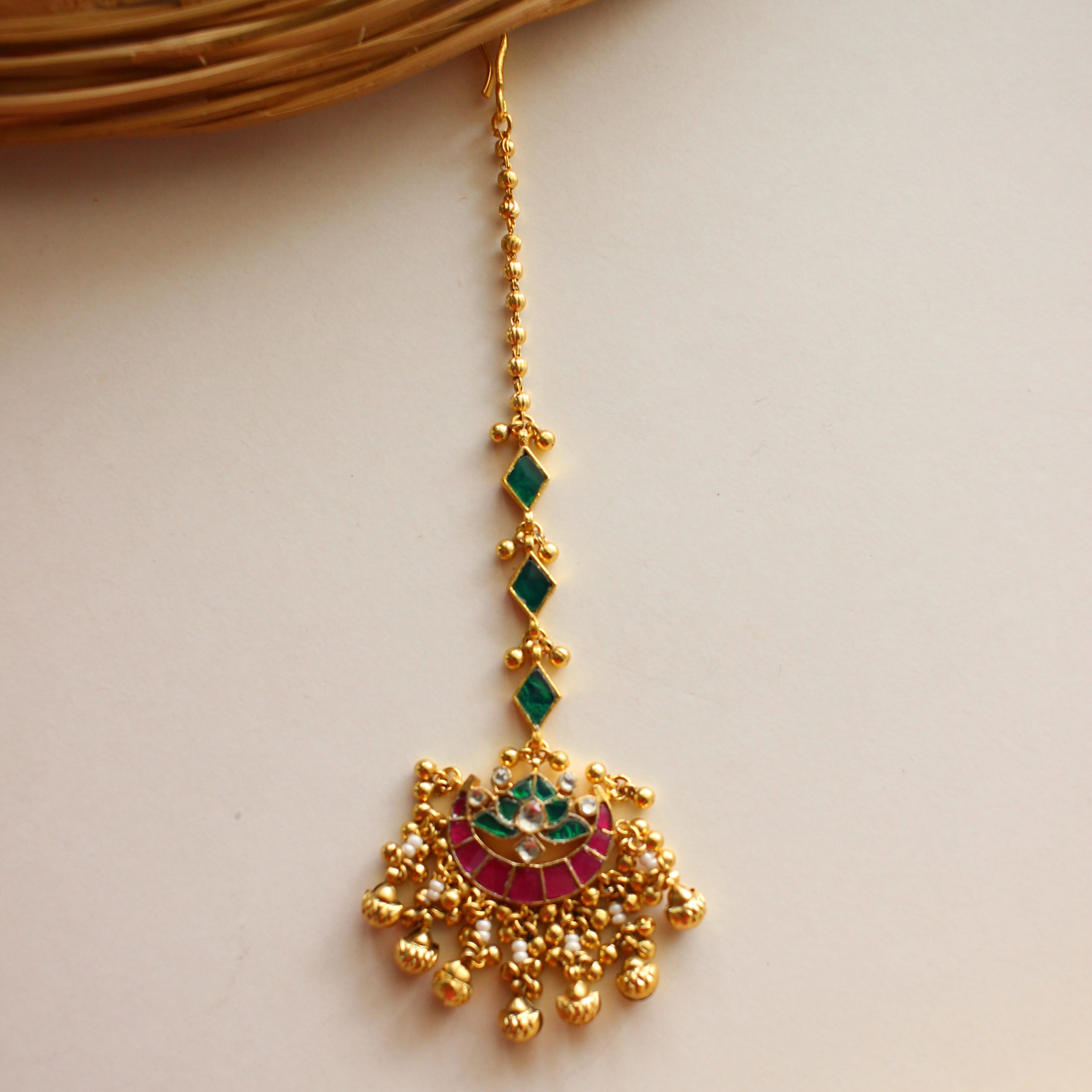 Antique Gold Kundan Maang Tikka – Ruby & Emerald Crescent Design with Diamond-Cut Bead Chain