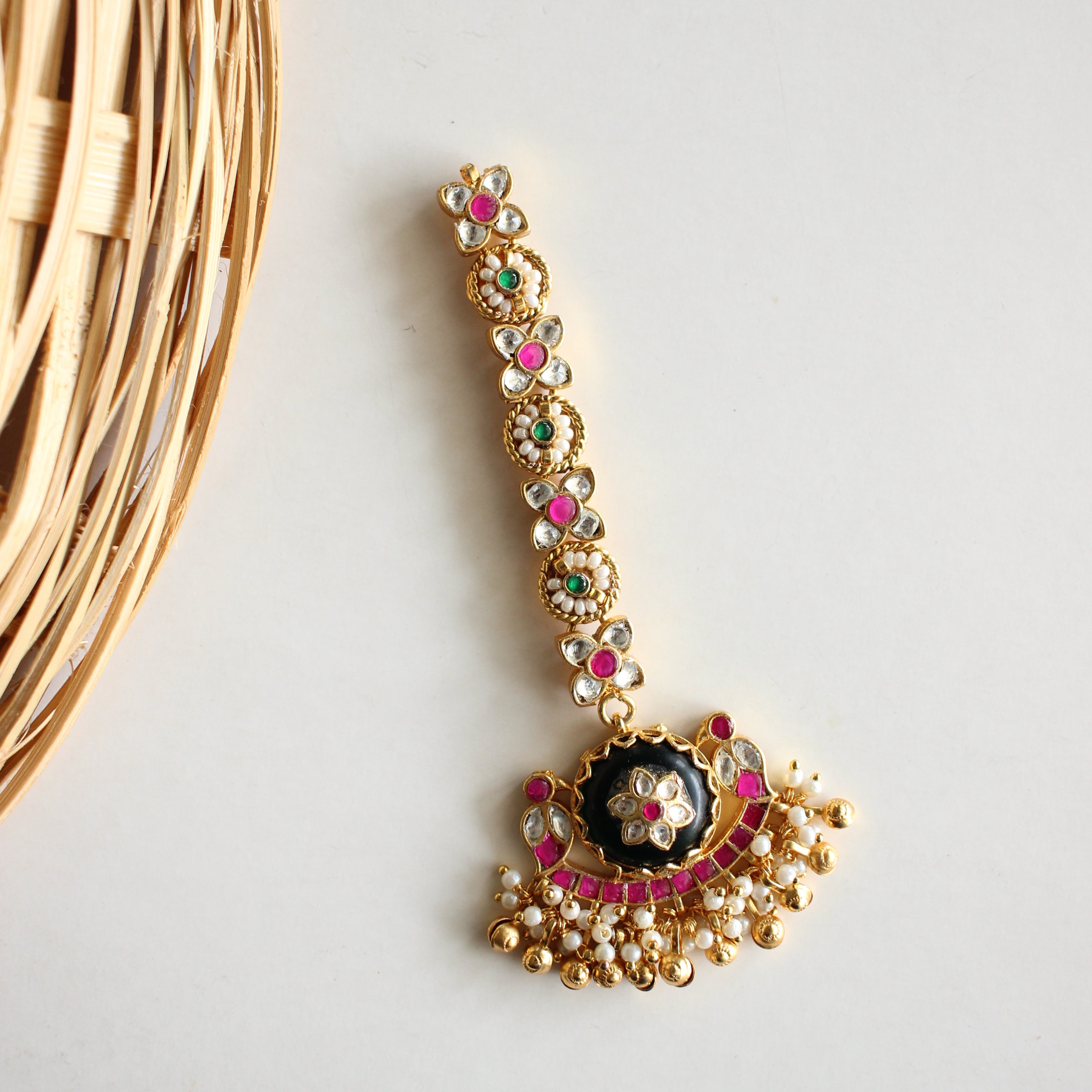 Antique Gold Kundan Maang Tikka – Black Onyx Center with Alternating Floral Motif Chain