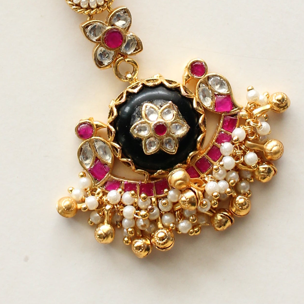 Antique Gold Kundan Maang Tikka – Black Onyx Center with Alternating Floral Motif Chain