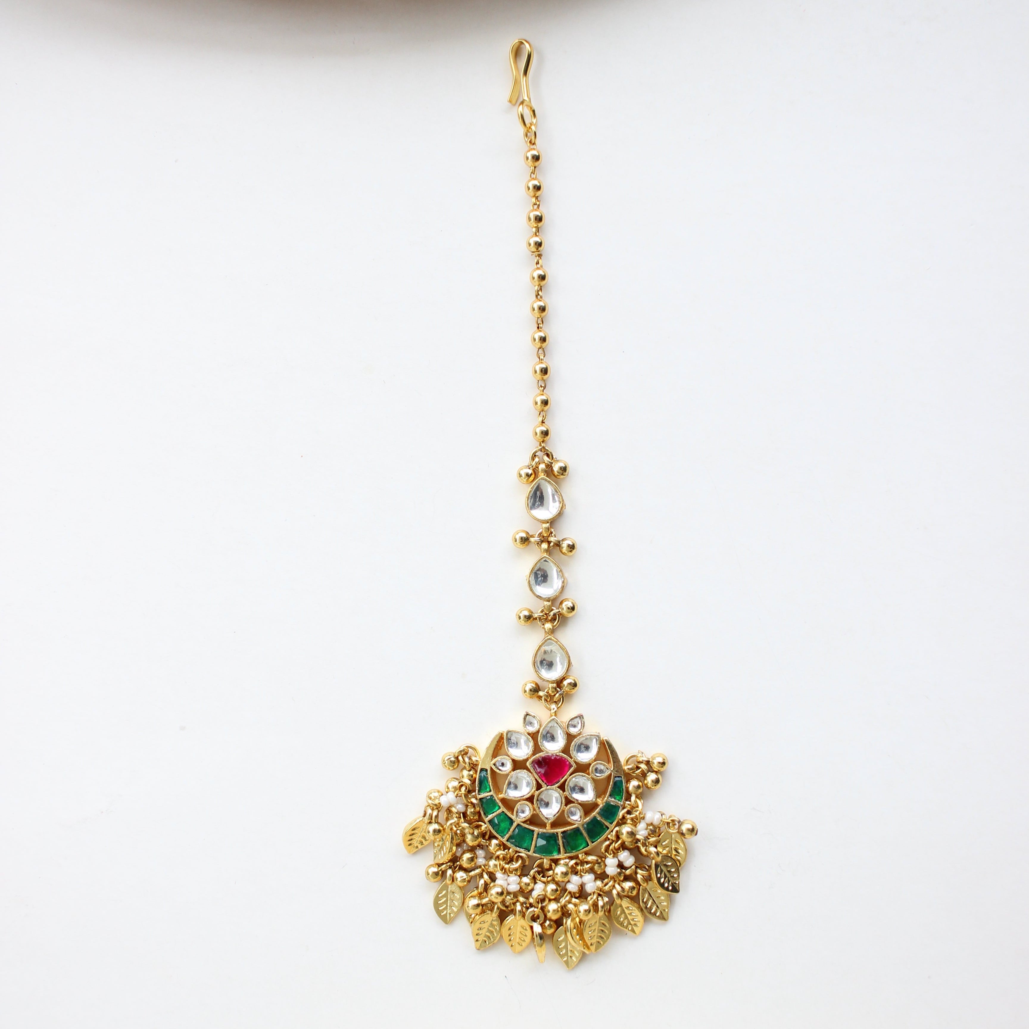 Antique Gold Kundan Maang Tikka – Emerald & Ruby with Gold Leaf Fringe and Kundan Drop Chain