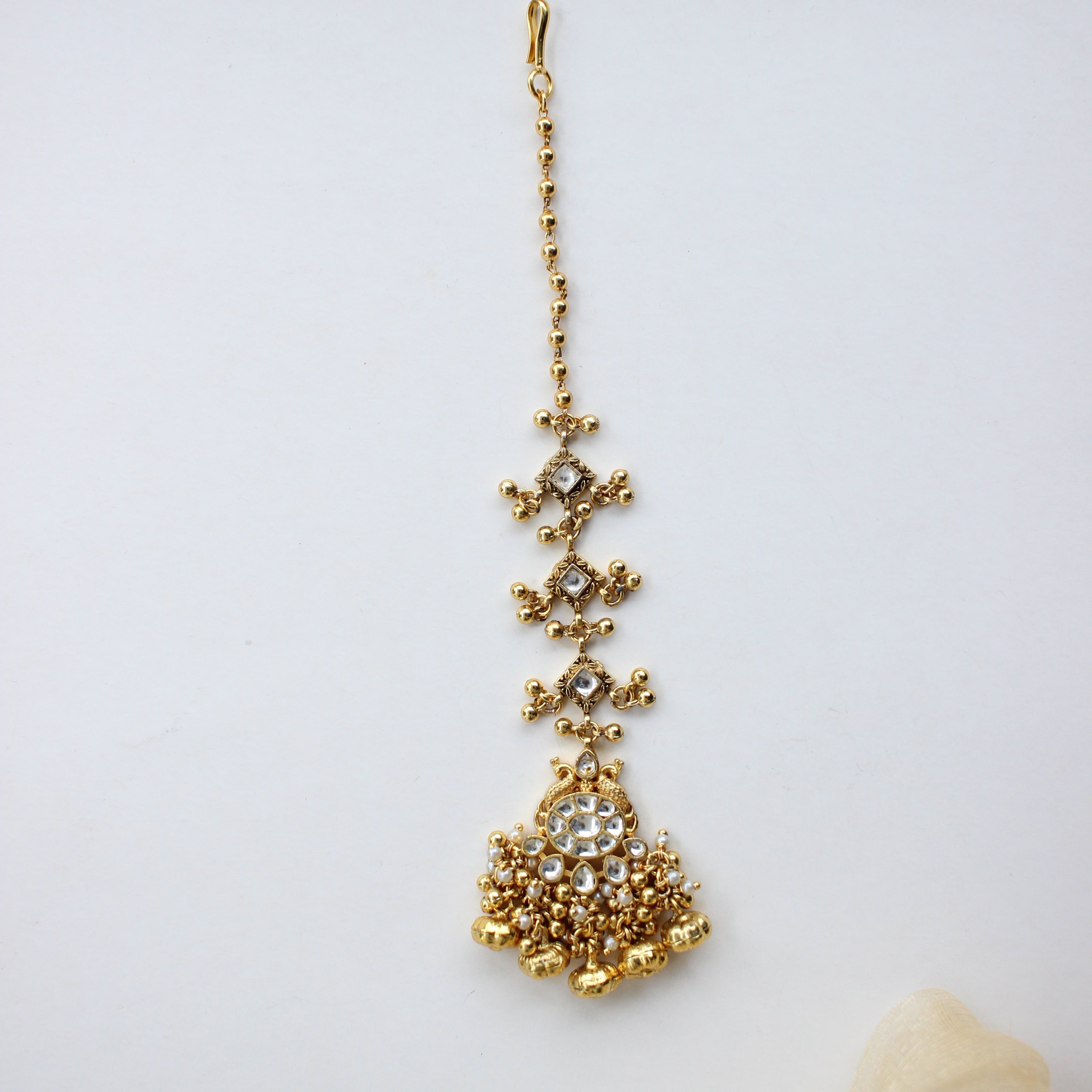 Antique Gold Kundan Maang Tikka – All-White Kundan Studded with Diamond-Link Drop Chain