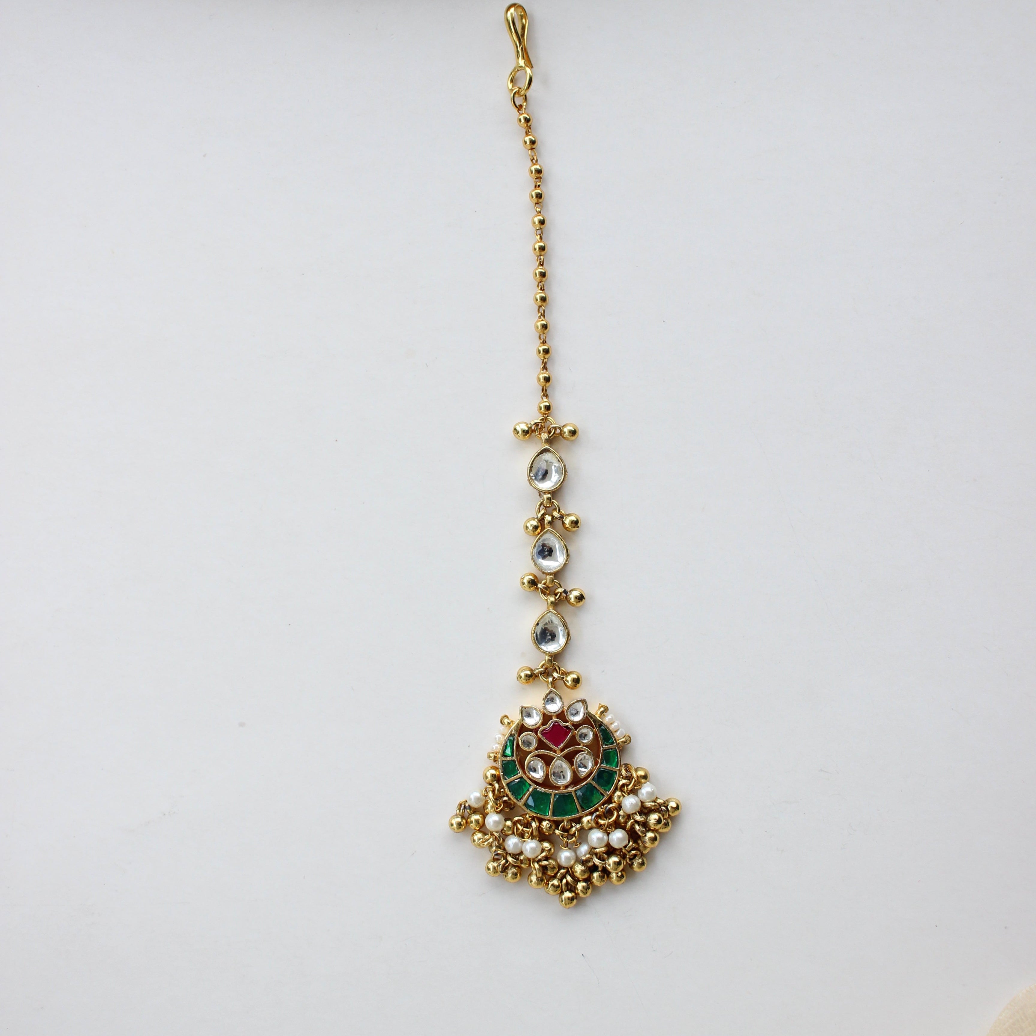 Antique Gold Kundan Maang Tikka – Emerald & Ruby Enamel with Pearl Cluster & Kundan Drop Chain
