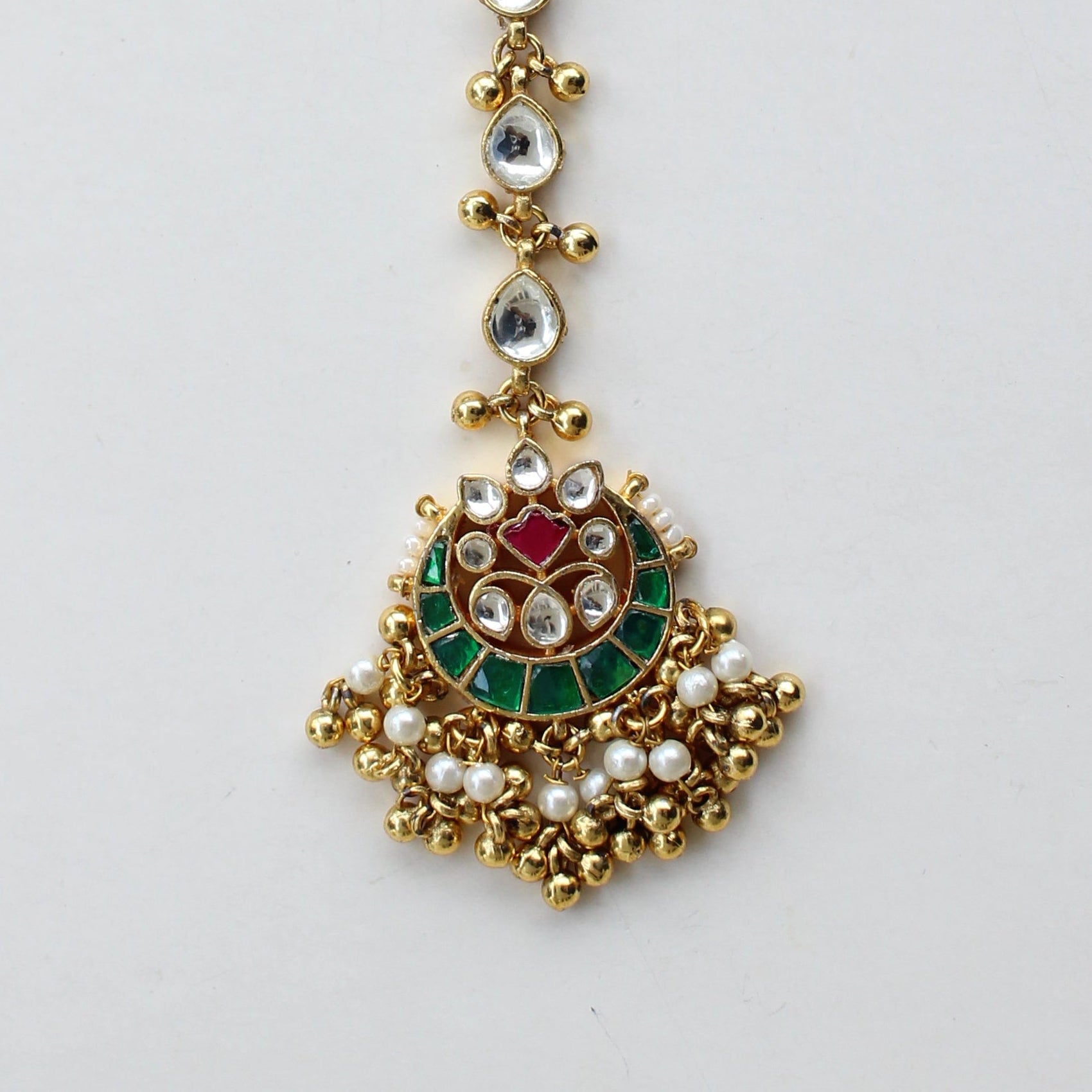 Antique Gold Kundan Maang Tikka – Emerald & Ruby Enamel with Pearl Cluster & Kundan Drop Chain