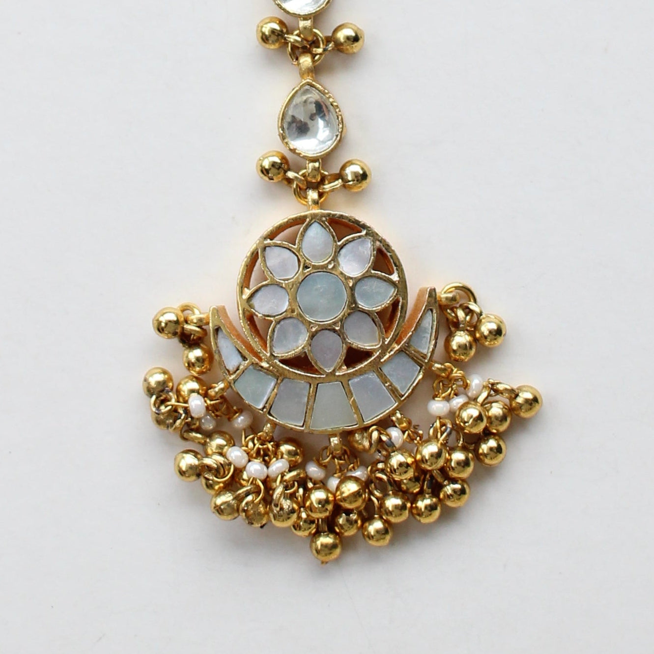Antique Gold Maang Tikka – Mother of Pearl Floral Design with Pear-Drop Chain